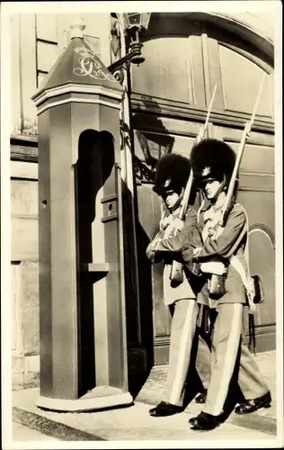 Ak Kjøbenhavn København Kopenhagen Dänemark, Die Wache vor dem Königsschloss