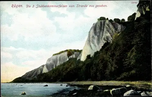 Ak Stubbenkammer Sassnitz auf Rügen, Die drei Stubbenkammerfelsen vom Strand aus