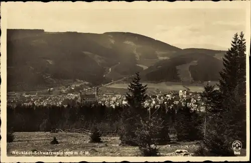 Ak Titisee Neustadt im Breisgau Hochschwarzwald, Gesamtansicht, Berge, Wälder