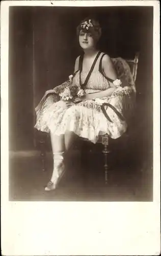 Foto Ak Frau im Kleid, Portrait, sitzend