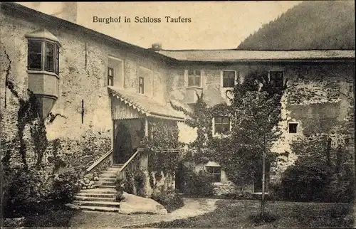 Ak Taufers im Münstertal Tubre Südtirol, Burghof im Schloss