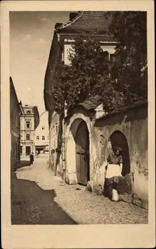 Ak Frýdlant v Čechách Friedland Reg. Reichenberg, Häusergasse, Anwohnerin