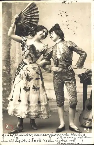 Ak Liebespaar in Volkstrachten beim Tanzen, Fächer, Gitarre