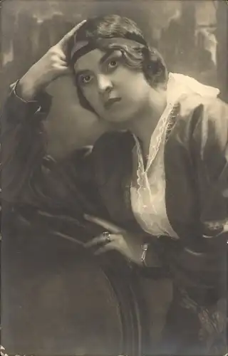 Foto Ak Portrait einer Frau, Künstlerin