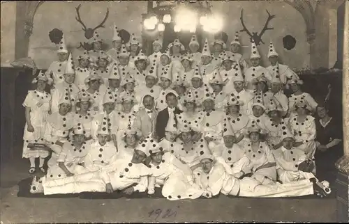 Foto Ak Gruppenbild der Menschen in Karnevalkostümen, Hirschgeweih