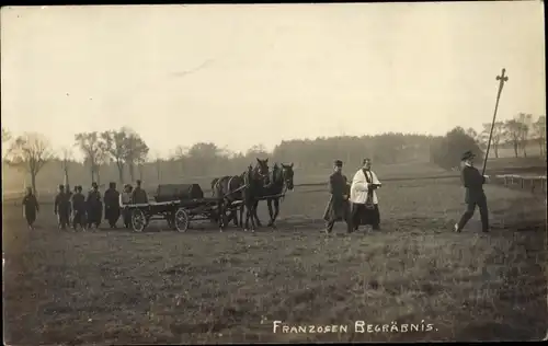 Foto Ak Königsbrück in der Oberlausitz, Kriegsgefangenenlager, Franzosen Begräbnis