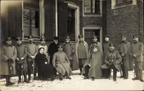 Foto Ak Königsbrück in der Oberlausitz, Gruppenportrait am Backsteinhaus, Soldaten in Uniform