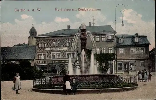 Ak Eisfeld an der Werra Kreis Hildburghausen, Marktplatz mit Königsbrunnen
