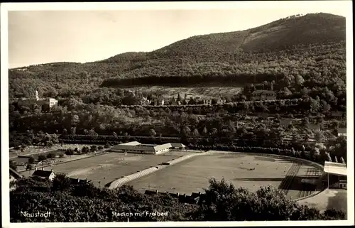 Ak Neustadt an der Haardt Neustadt an der Weinstraße, Stadion mit Freibad