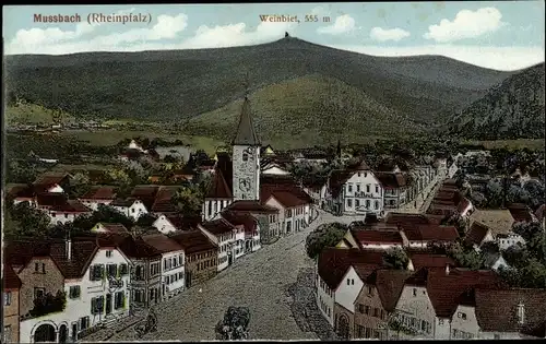 Künstler Ak Mußbach Neustadt an der Weinstraße, Straßenpartie mit Blick zum Weinbiet, Kirche