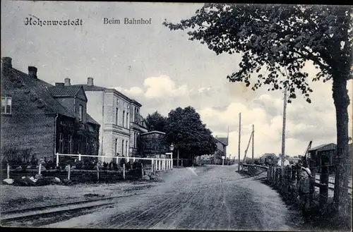 Ak Hohenwestedt in Schleswig Holstein, Beim Bahnhof, Straßenpartie, Bahnübergang