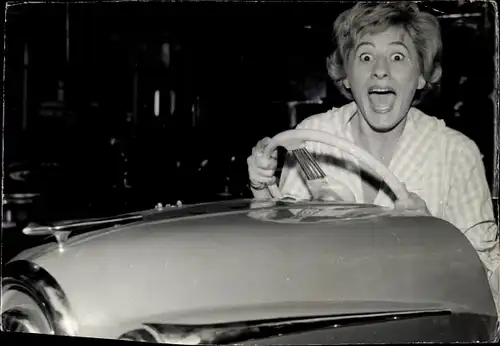 Ak Lucette Raillat, Portrait, am Steuer