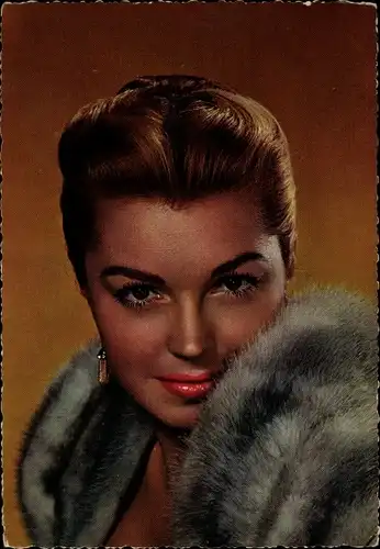 Ak Schauspielerin Esther Williams, Portrait, Pelzkragen