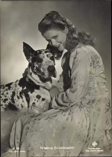 Ak Schauspielerin Kristina Söderbaum, Portrait mit Dogge