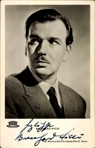 Ak Schauspieler Bernhard Wicki, Portrait aus dem Film Gefangene der Liebe, Autogramm