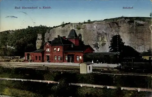 Ak Jerzmanice Zdrój Bad Hermsdorf an der Katzbach Niederschlesien, Bahnhof, Gleisansicht