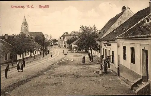 Ak Stronsdorf in Niederösterreich, Neustift, Straßenpartie, Kirche