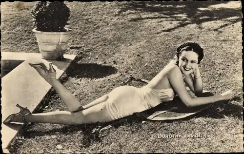 Ak Schauspielerin Dorothy Lamour, Portrait liegend