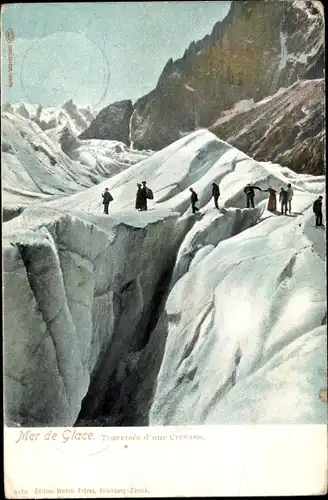 Ak Chamonix Mont Blanc Haute Savoie, Mer de Glace, Überquerung einer Gletscherspalte