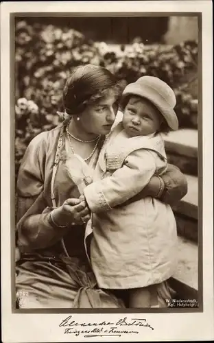 Ak Prinzessin August Wilhelm von Preußen, Alexandra Viktoria mit Sohn Alexander Ferdinand, NPG 4793