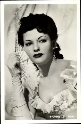 Ak Schauspielerin Yvonne de Carlo, Portrait, Fächer