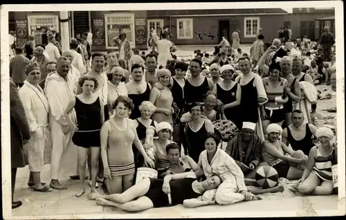 Foto Ak Westerland auf Sylt, Badegäste am Strand, Gruppenbild, Bademoden