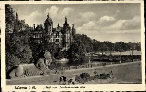 Ak Schwerin in Mecklenburg, Schloss vom Landesmuseum aus, steinerner Löwe