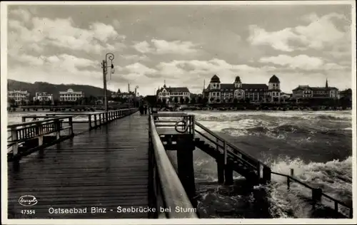 Ak Seebad Binz auf Rügen, Seebrücke bei Sturm, Blick auf Ufer