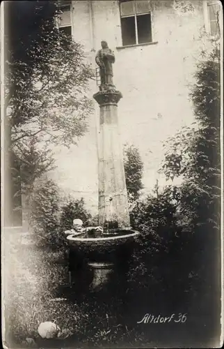 Foto Ak Altdorf bei Nürnberg in Mittelfranken Bayern, Laurentius-Brunnen, Kind