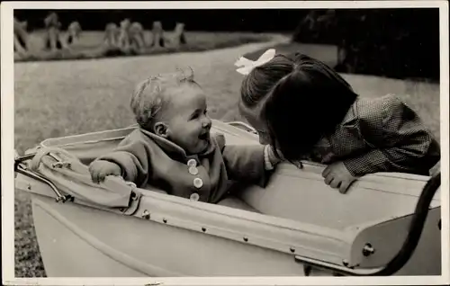 Ak Prinzessin Margriet der Niederlande mit Prinzessin Marijke, Kinderwagen, August 1948