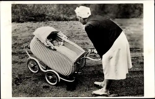 Ak Prinzessin Juliana der Niederlande, Prinzessin Beatrix im Kinderwagen, 1938