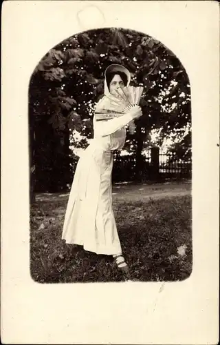 Foto Ak Junge Frau in weißem Kleid, Fächer, Portrait