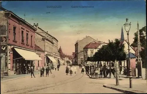 Ak Dudweiler Saarbrücken im Saarland, Saarbrücker Straße, Passanten