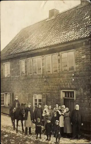 Foto Ak Ronsdorf Wuppertal in Nordrhein Westfalen, Wohnhaus, Familienfoto, Pferd