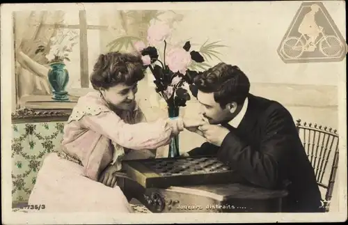 Ak Joeurs distraits, Liebespaar spielt Dame, Schachbrett