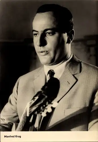 Ak Schauspieler Manfred Krug, Portrait mit Gitarre