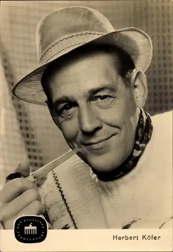 Ak Schauspieler und Moderator Herbert Köfer, Portrait, Hut, Pfeife, DDR Deutscher Fernsehfunk