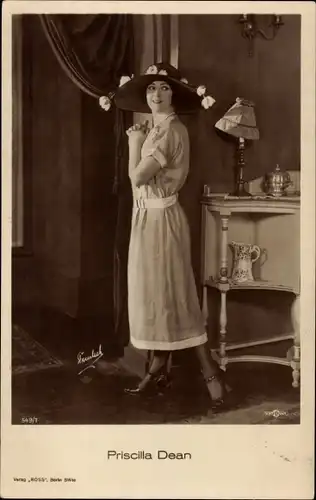 Ak Schauspielerin Priscilla Dean, Portrait Ganzkörper, Hut
