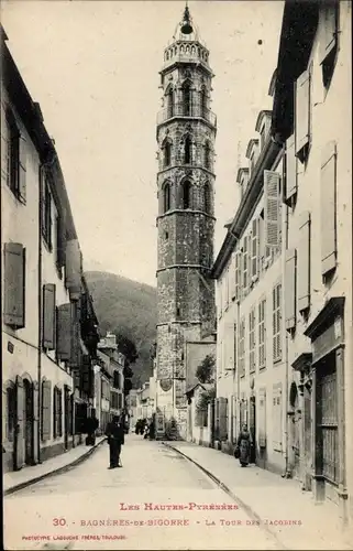 Ak Bagnères de Bigorre Hautes Pyrénées, La Tour des Jacobins, Straßenpartie, Turm