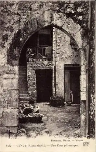 Ak Vence Alpes Maritimes, ein malerischer Innenhof