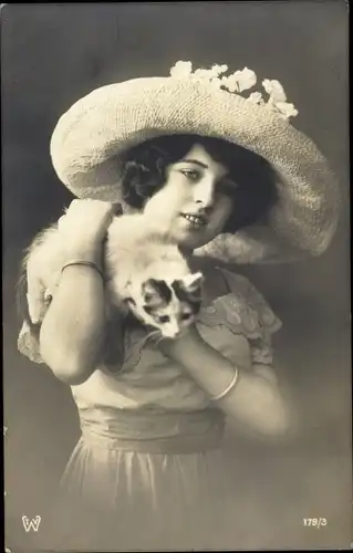 Ak Junge Frau mit einer kleinen Katze, Portrait, Hut