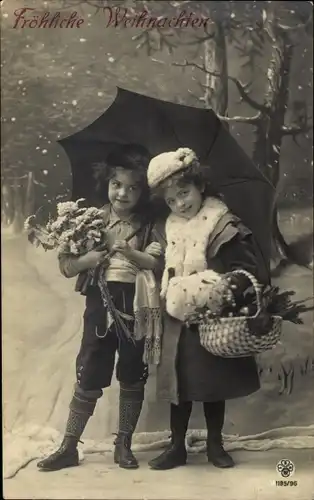 Ak Frohe Weihnachten, Kinder im Schneefall unter einem Schirm
