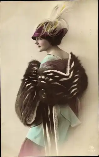 Ak Junge Frau mit Pelzstola und Muff, Federhut