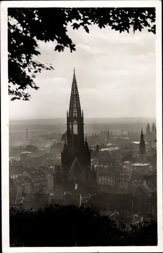Ak Freiburg im Breisgau, Blick über die Stadt, Münster