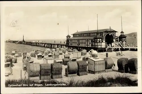 Ak Seebad Binz auf Rügen, Landungsbrücke, Strandkörbe