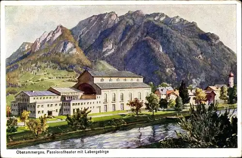 Künstler Ak Oberammergau, Passionstheater mit Labergebirge, Fluss