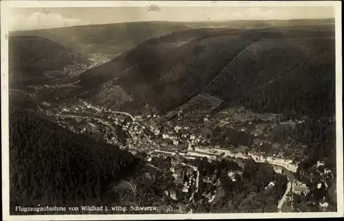 Ak Bad Wildbad im Schwarzwald, Flugzeugaufnahme von Ort und Tal