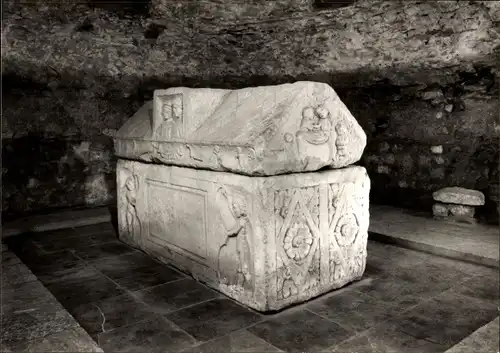 Ak Trier an der Mosel, St. Matthias, Albana-Gruft, Römischer Sarkophag der Witwe Albana