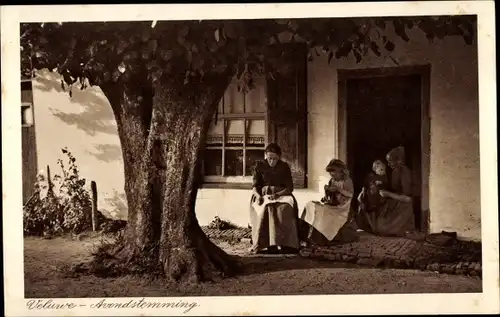 Ak Hoge Veluwe Gelderland Niederlande, Abendstimmung, zwei Frauen mit Kindern