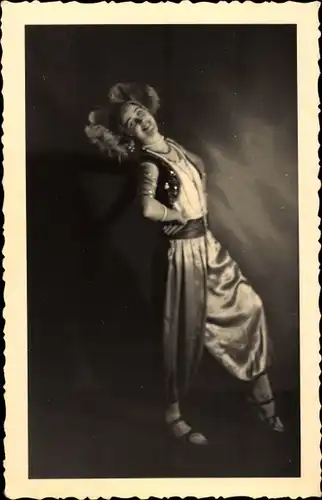 Foto Ak Tanzende Frau, Tänzerin, Tanzkostüm